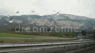 雨天，汽车沿着田野和山丘在农村的<strong>大路</strong>上行驶。